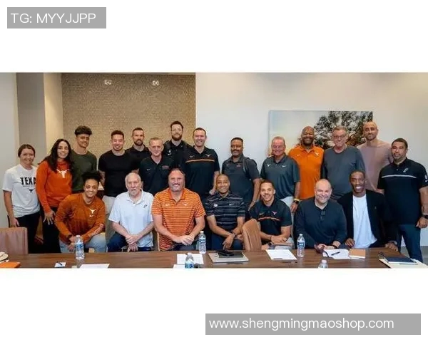 德克萨斯大学橄榄球队成员观战马刺 星三代曼宁与文班合影换球衣